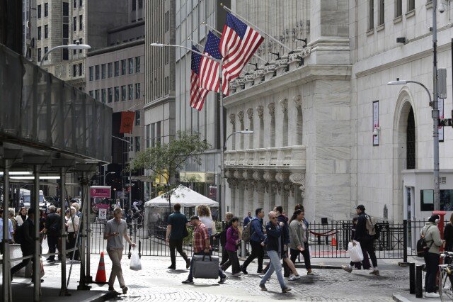 Borsa oggi: Wall Street si muove mentre il petrolio sale e l'economia USA mostra più segni di forza