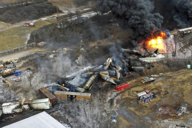 Un sensore lungo la pista non ha rilevato in tempo il cuscinetto del binario in fiamme sospettato nel deragliamento dell'Ohio, dice la NTSB